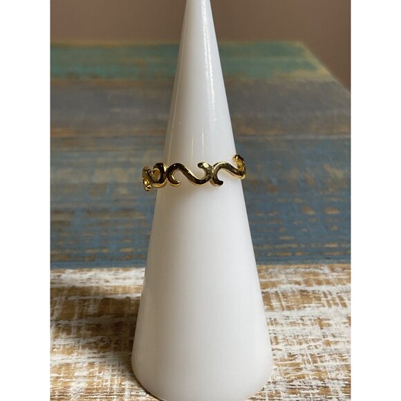 Gold-Tone Wavy Design Ring Size 5 Simple & Elegant Style - Picture 1 of 4